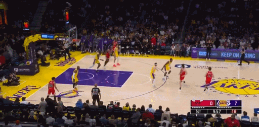 湖人这个首发保持输出火力，就没啥问题。公牛vs湖人