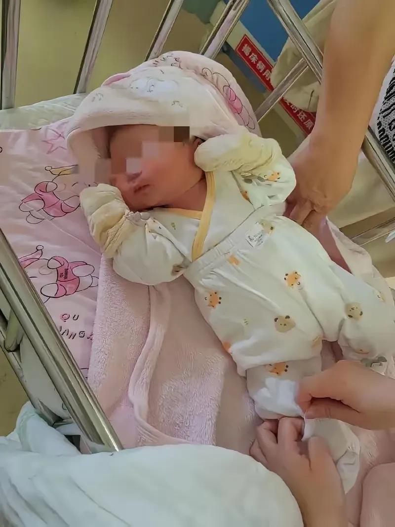 北京这月嫂也太不靠谱了！
20天大的女婴便血，她说是“假性例假”，幸亏奶奶坚持送