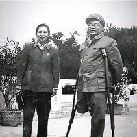 他是一条腿走完长征的将军，她是长征路上个子最矮小，却抬担架、救人最多的女红军。他