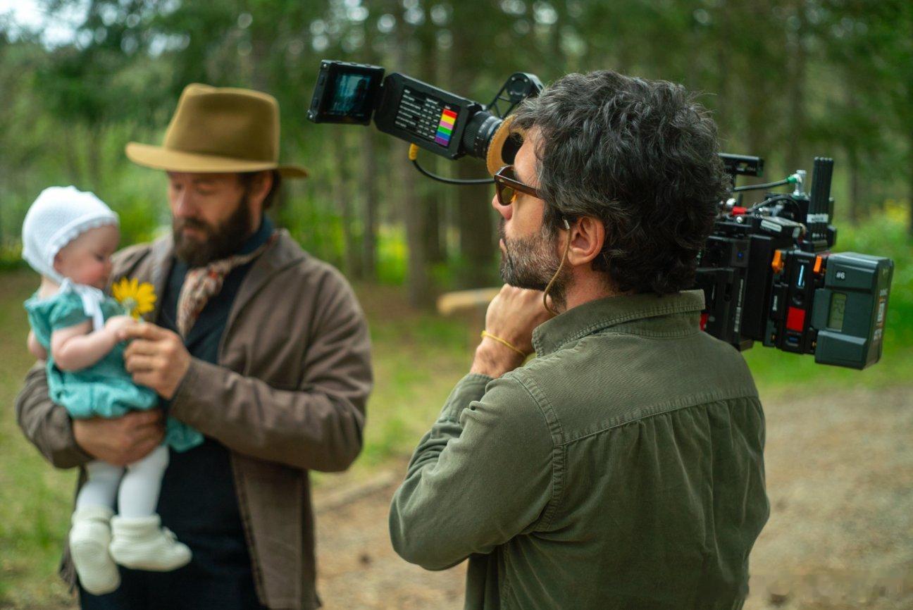 《火车梦》片方发布了本片摄影阿道夫·维罗索在片场的幕后照 