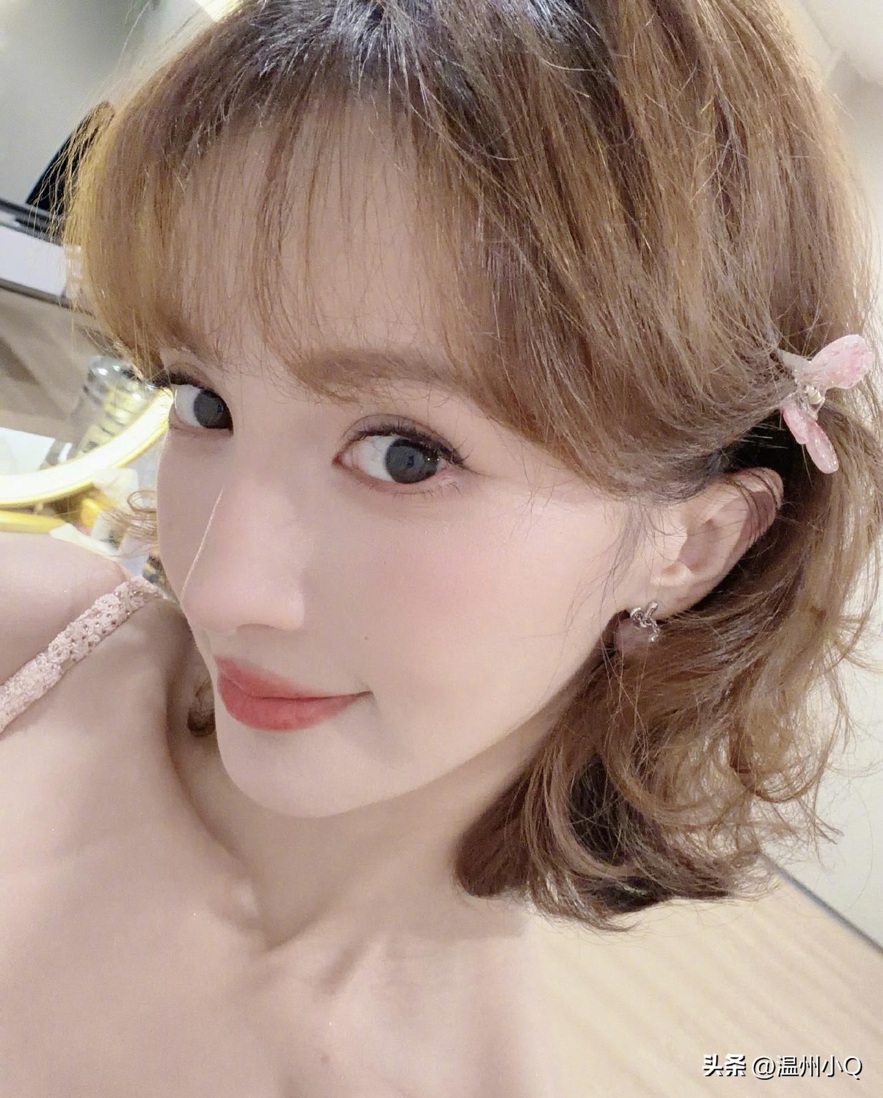 金晨给自己画了一个粉嫩蜜桃妆，精致得像个洋娃娃，还有一丢丢像志玲姐姐。