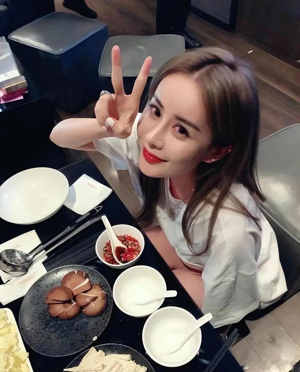 陈平称离婚十年不想哄韦雪了离婚十年，真的没必要再要求一方一直迁就。陈平没有义务去