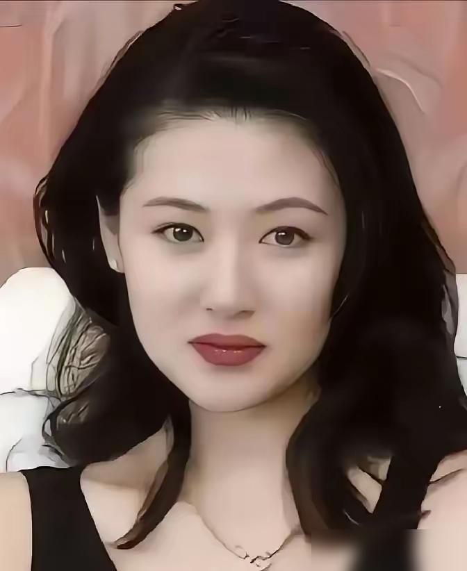陈宝莲的遗孤，22岁了。
他如今叫邱煌德，在一个普通而温暖的家庭里，悄悄长大了