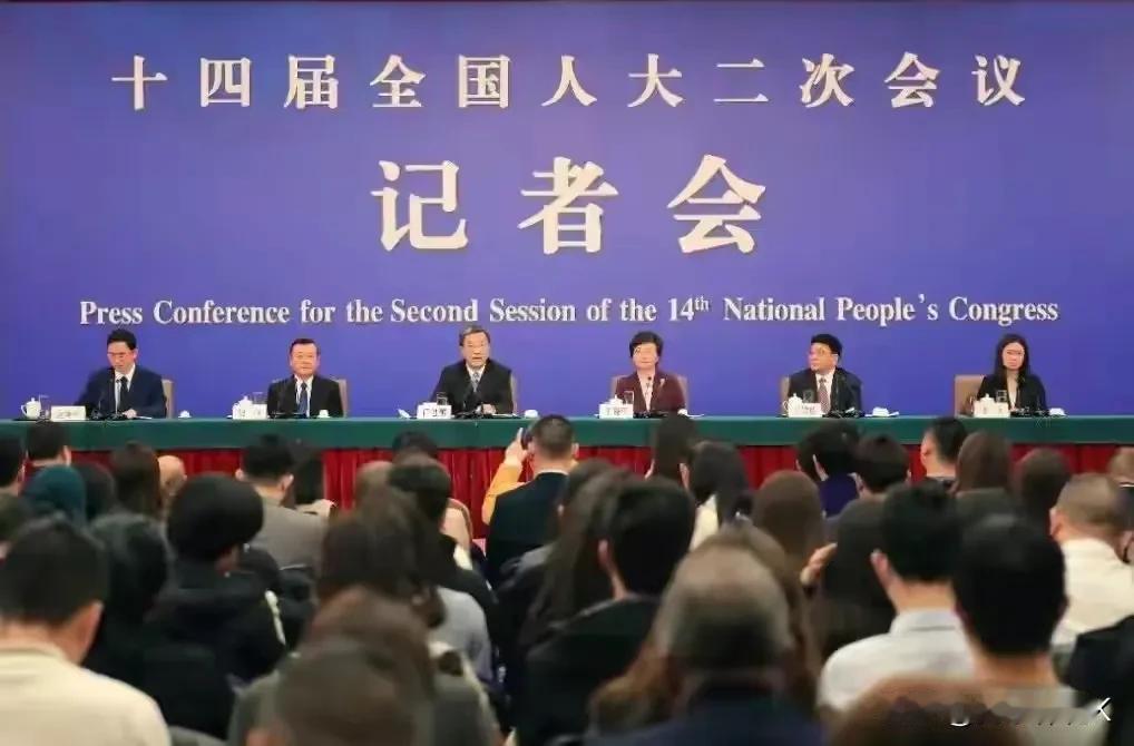 两会上大家最关心的基础教育关键词来了，事关农村小规模学校的未来发展：
    一