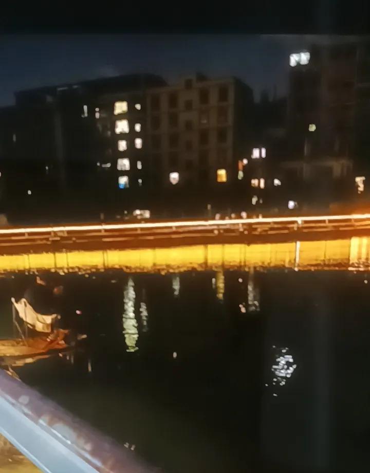 夜跑路过收费钓场，十多人坐着，没一条鱼上钩。
没人走，也没人抱怨。
他们低头刷手