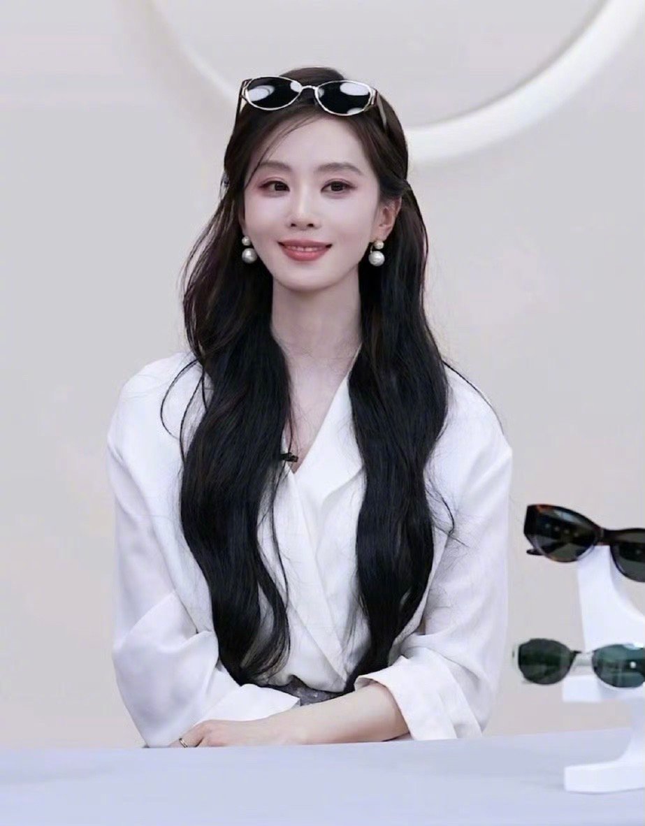 刘诗诗金丝眼镜大波浪 谁懂啊！刘诗诗戴金丝眼镜也太绝了吧！清冷高智感直接拉满，大