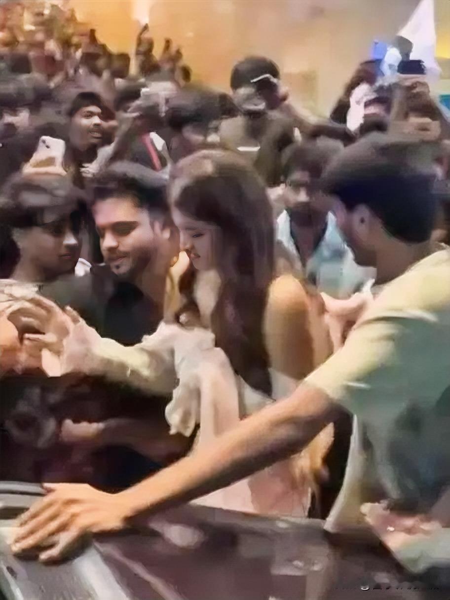 印度女演员活动现场遭多人猥亵，社会之殇

近日，印度一名女演员在参加活动时，被多