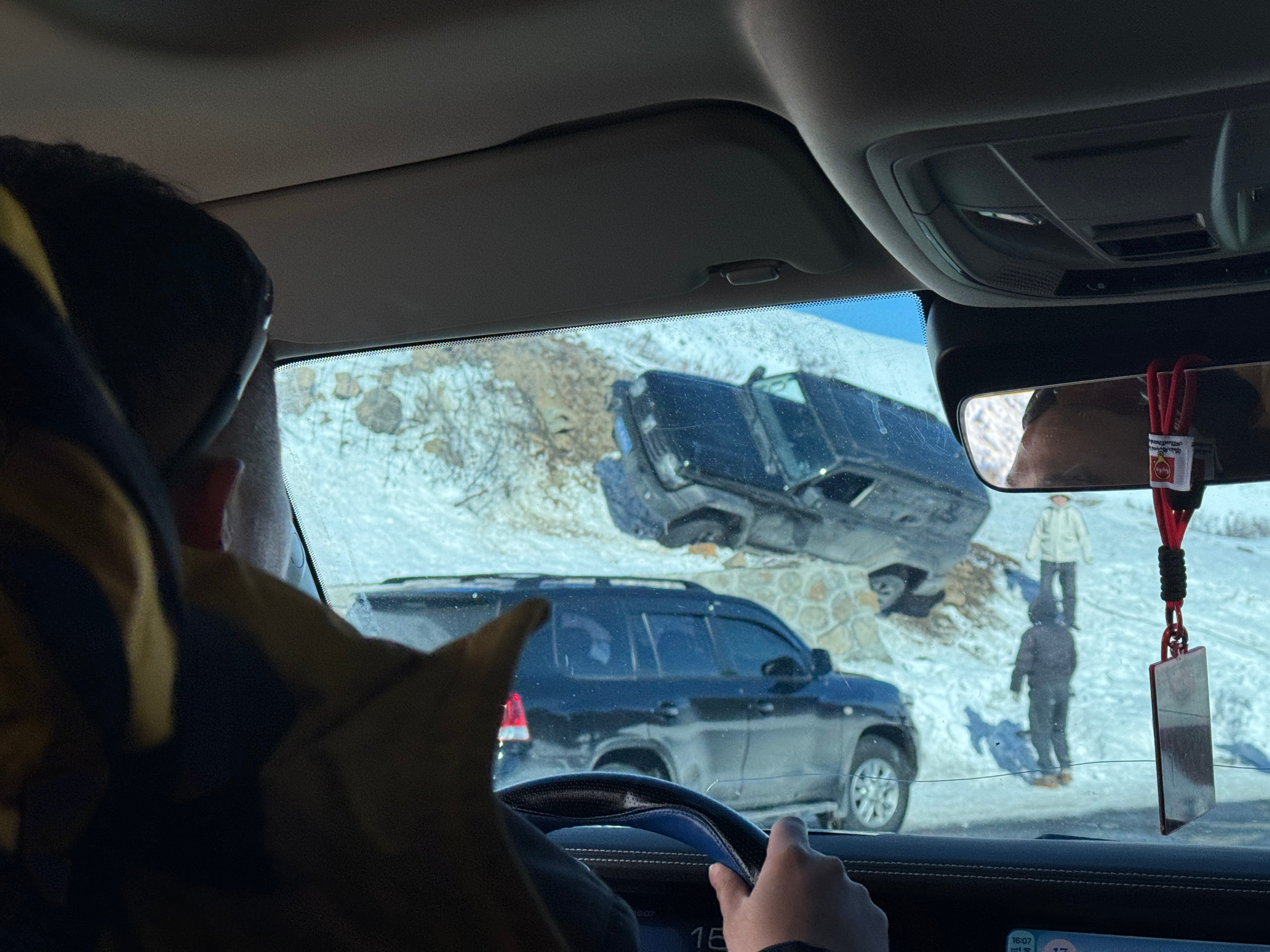 今天去禾木的路上看到的，也不知道是怎么上去的，毕竟他还是上坡呀这速度得有多快？？