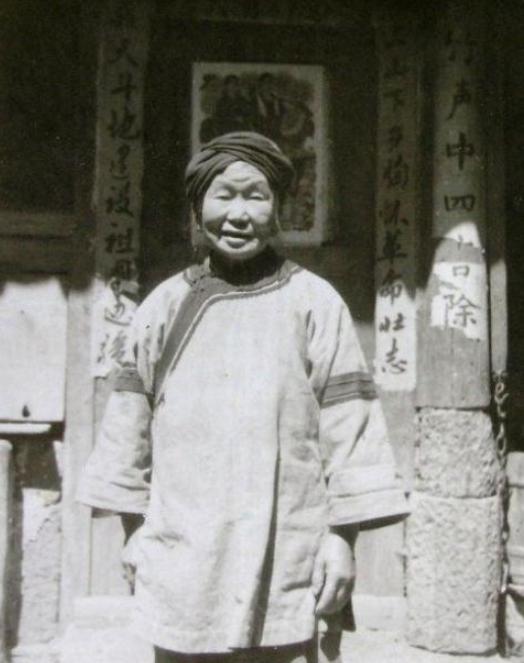 1943年，一个女乞丐正要出城，日军怀疑她是地下党，竟让她当众脱下衣服，这时，女