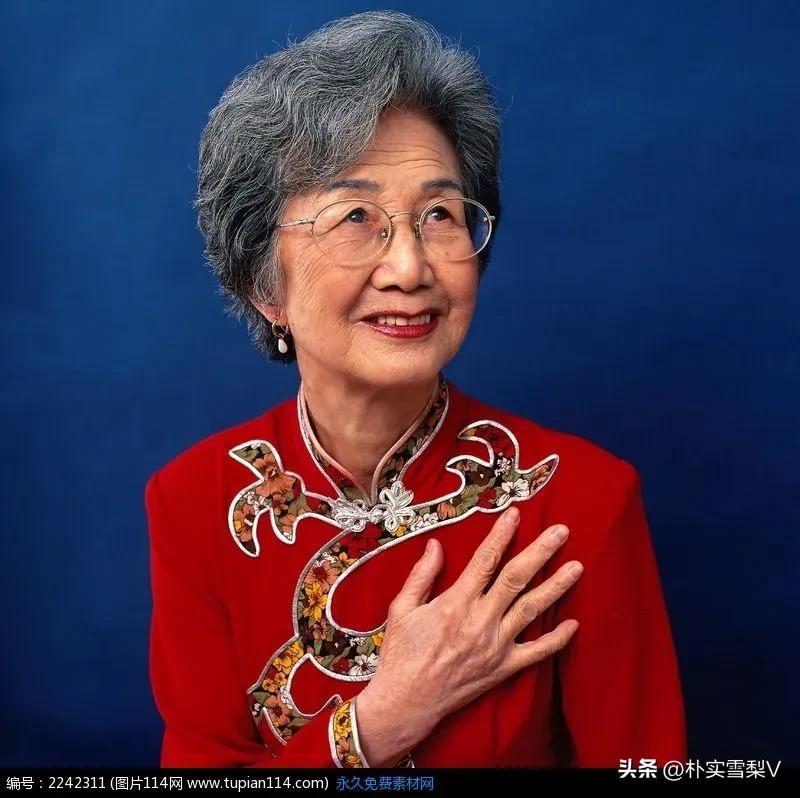 
你们发现没，女人老了无论打扮的怎么花枝招展，也同样显得老气横秋的。

我今天遇