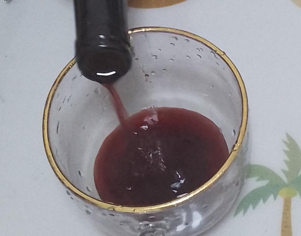 昨天晚上11点半，女儿说是平安夜，开了一瓶红酒，我说只要世界和平，天天都是平安夜