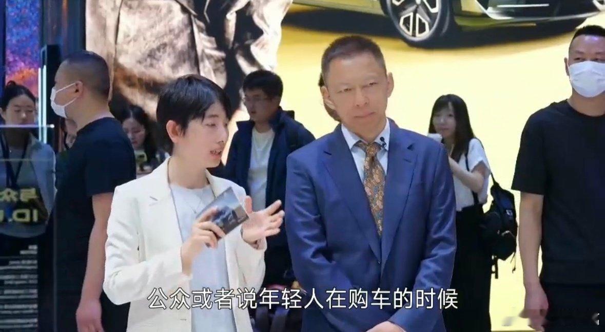 张朝阳上海车展淘金张朝阳上海车展开讲大众心理学张朝阳现身上海车展讲心理学，给这场