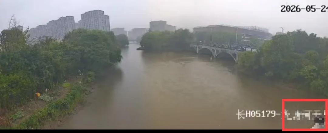 杭州。
公交车司机骑车路过白马湖桥，看见女孩坐在桥边独自淋雨。外卖小哥见了，停车