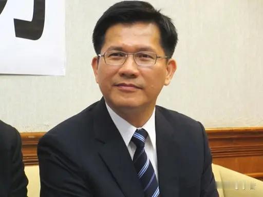 “富裕的民进党，贫穷的老百姓  ”“乞丐超人撕开台湾经济假象”
宝岛台湾最近很“