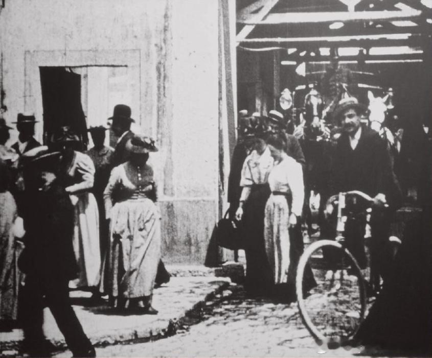 1895年3月17日卢米埃尔兄弟在里昂用自制摄影机拍摄了《工厂大门》。这是卢氏兄