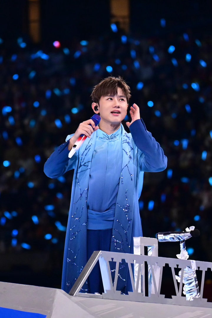 张杰有自己的蓝色星海 谁懂啊！当蓝色荧光棒连成一片海，张杰站在中间开口唱《明天过