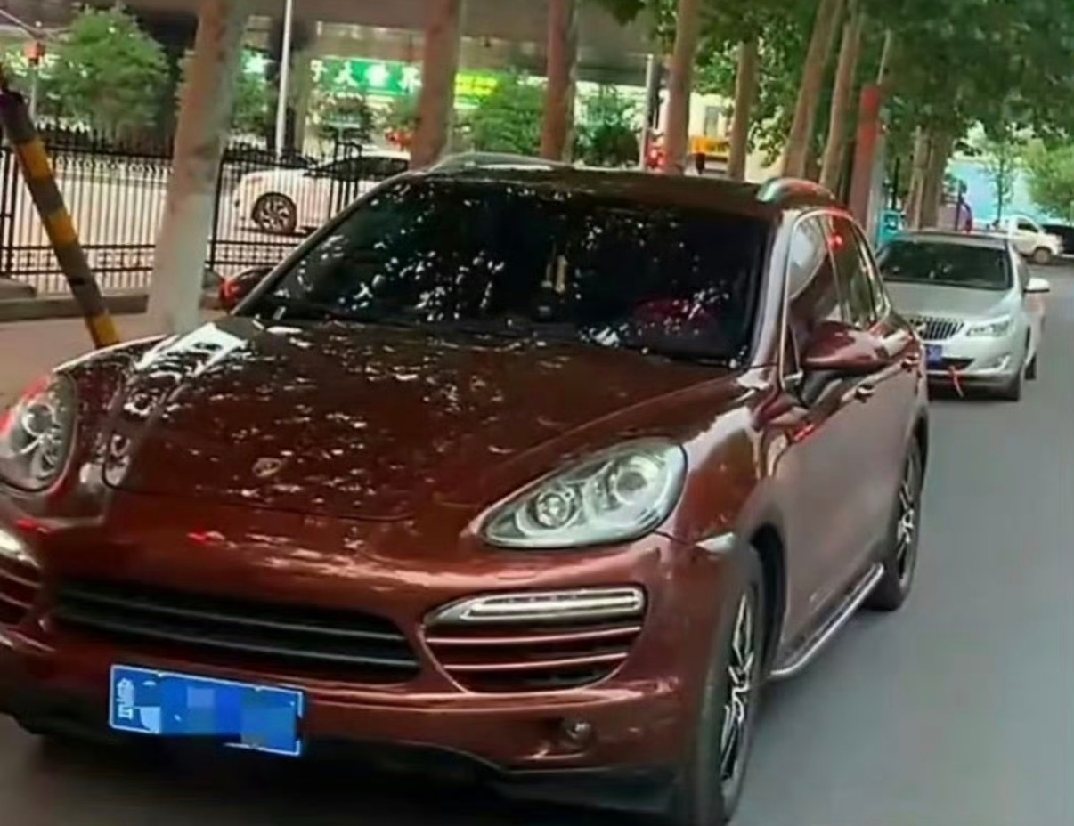 【女子买二手卡宴被隐瞒伤亡事故4年】女士经朋友介绍，花48万买了辆保时捷卡宴，当