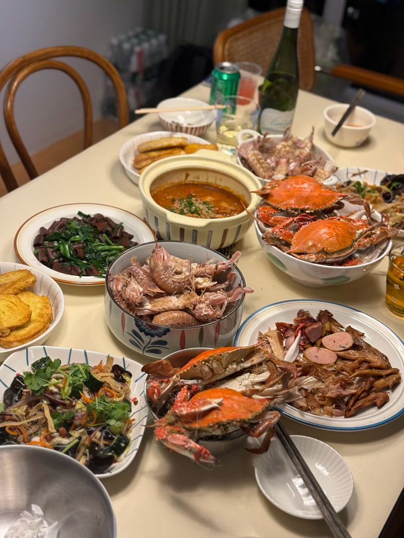 小郑的油焖鸡，陈修远的炒海肠，和……王丫米的馒头片儿。 ​​​