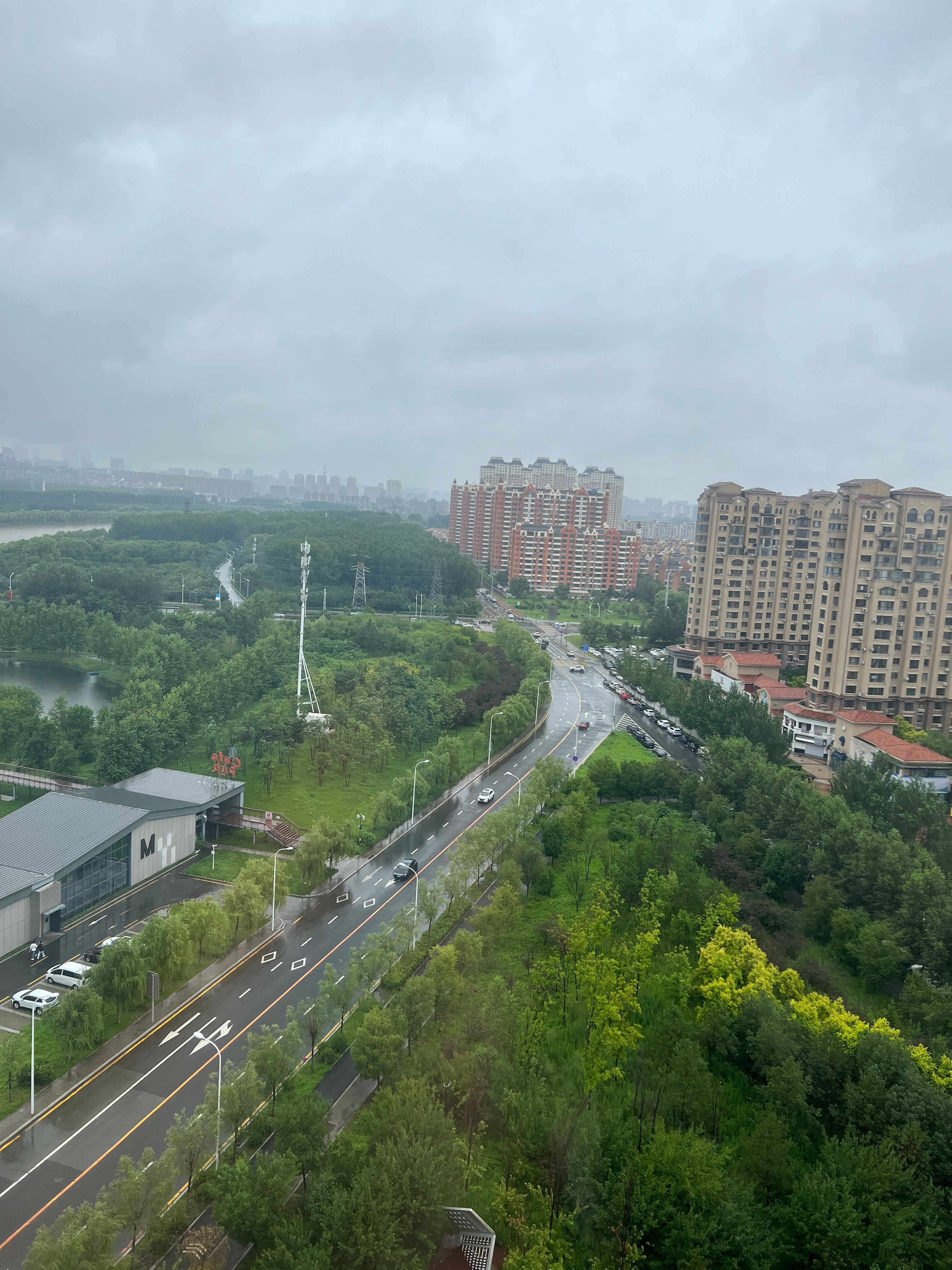 我早晨不刷牙不洗脸就去上课了……听到这句快憋不住火了，这咋比我还邋遢呢！ 