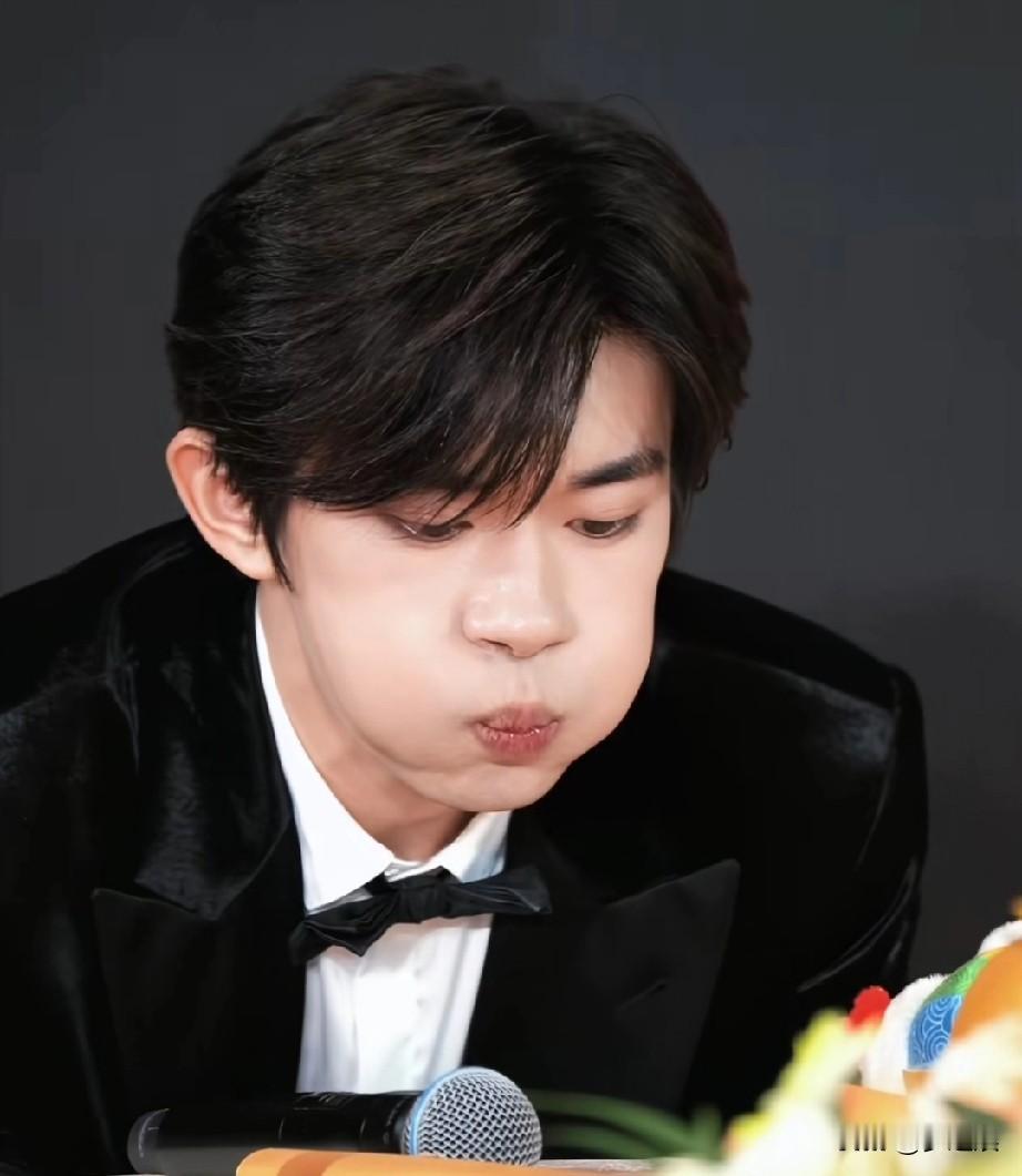 易烊千玺，厉害了，一位00后获得38界金鸡奖最佳男演员奖，三小只里面的易烊千玺真