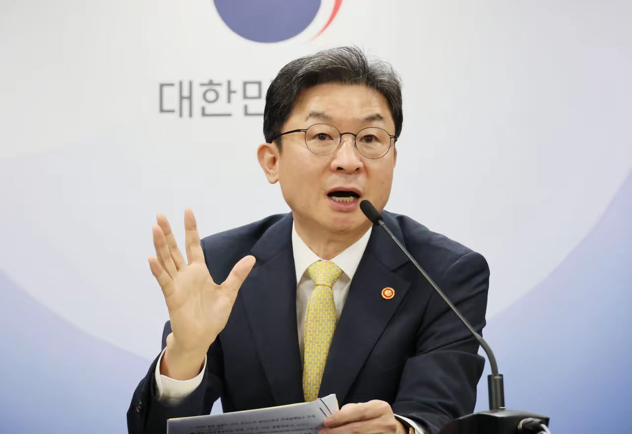 眼看三星电子的股价在收盘前被杠杆资金反复撕扯，韩国金融服务委员会主席李亿源坐不住