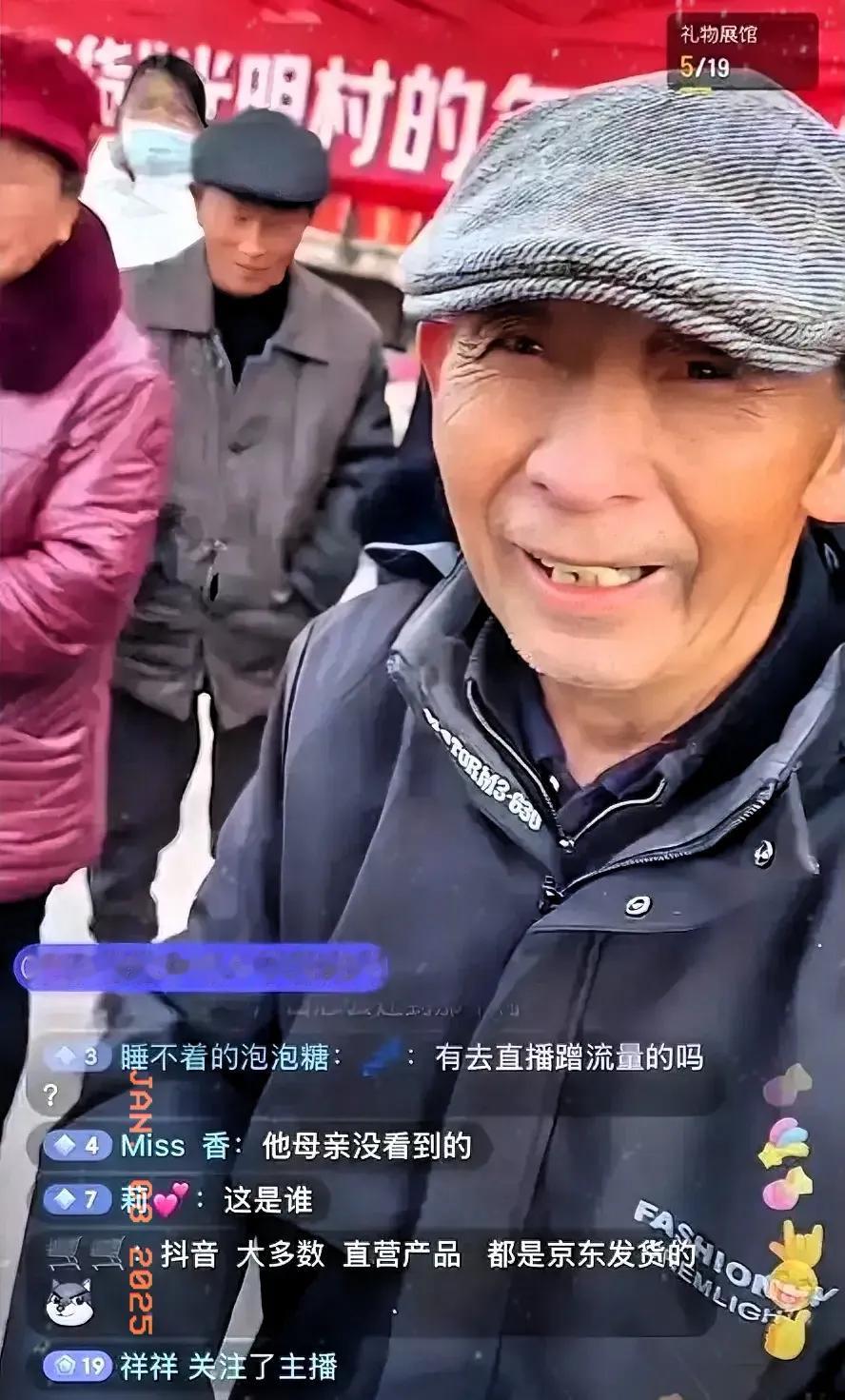 刘强东的爸爸
可不是一个普通的老农民

人家是跑船的，三代经商
算不得富裕
但也