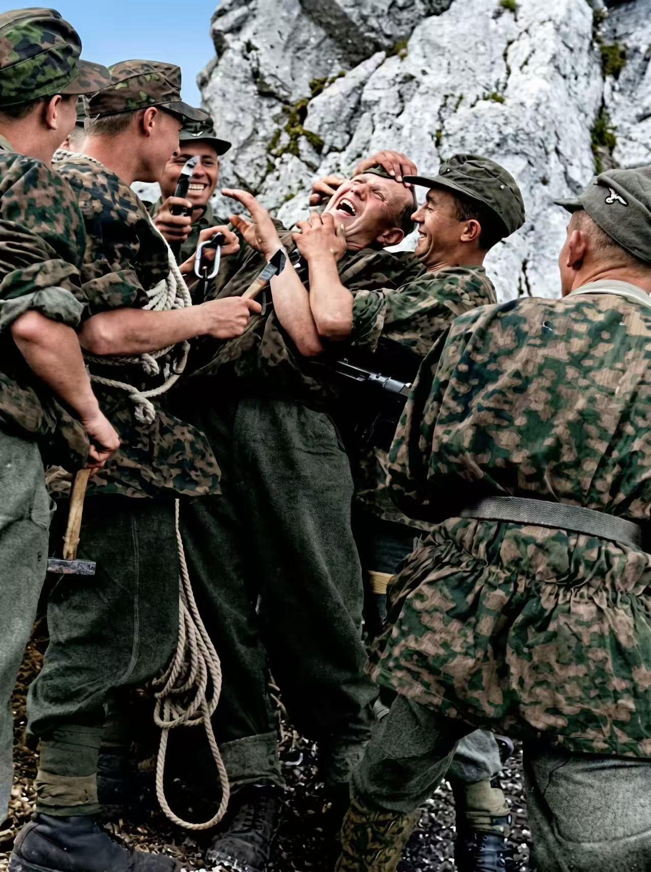 这是什么兵种？装甲兵还是掷掸兵？迷彩服很有现代感啊！老照片