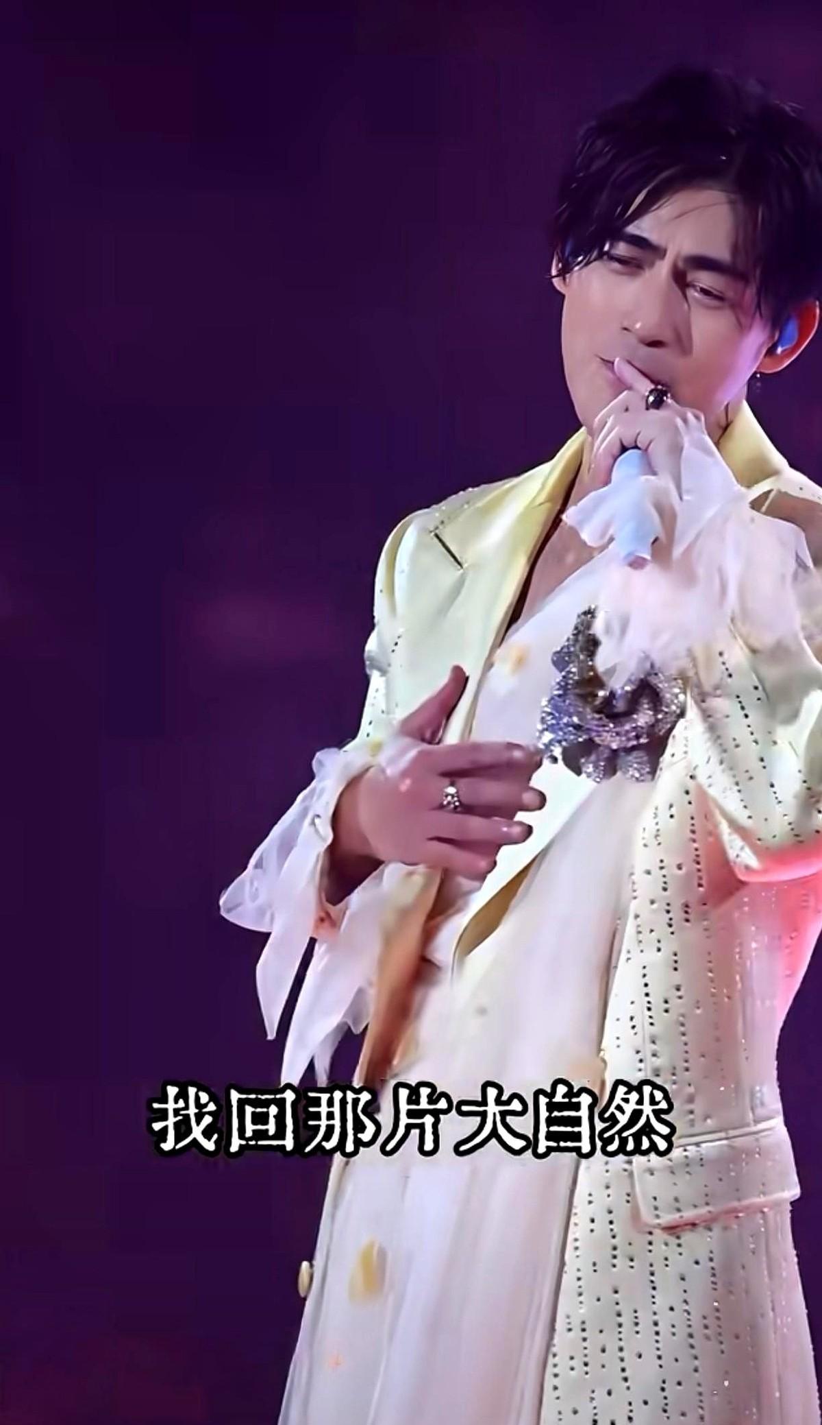 我们再也造不出F4了。
不是技术退步，是土壤变了。
二十年前的偶像工业，粗糙得像