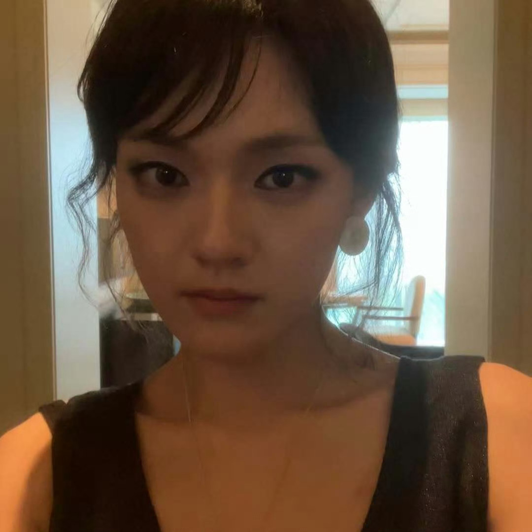 被这样盯着真的会有点受不了….🐺 ​​​