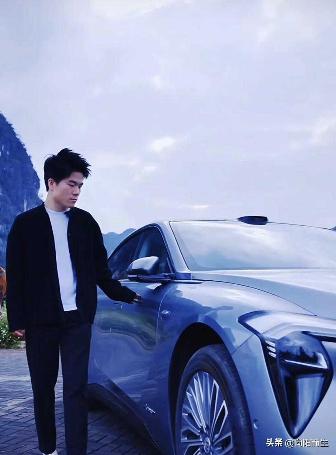 别克和与辉同行这事儿，
算是彻底画上句号了！

说真的，商业联姻到期，大路朝天各