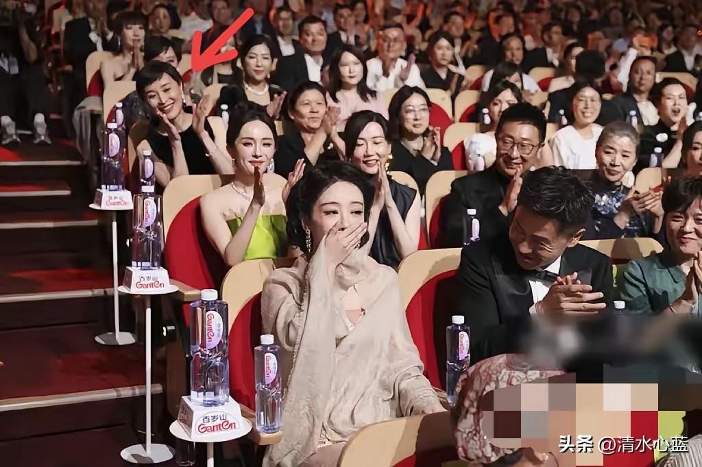 第31届白玉兰奖颁奖典礼上最感人的一幕！当主持人宣布杨紫是最佳女主角的时候，杨紫