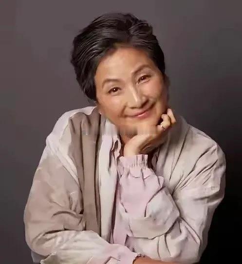 郑佩佩遗体捐给了香港大学生前她曾说，即便老去，也要尽自己最后一份力量。褪去明星光