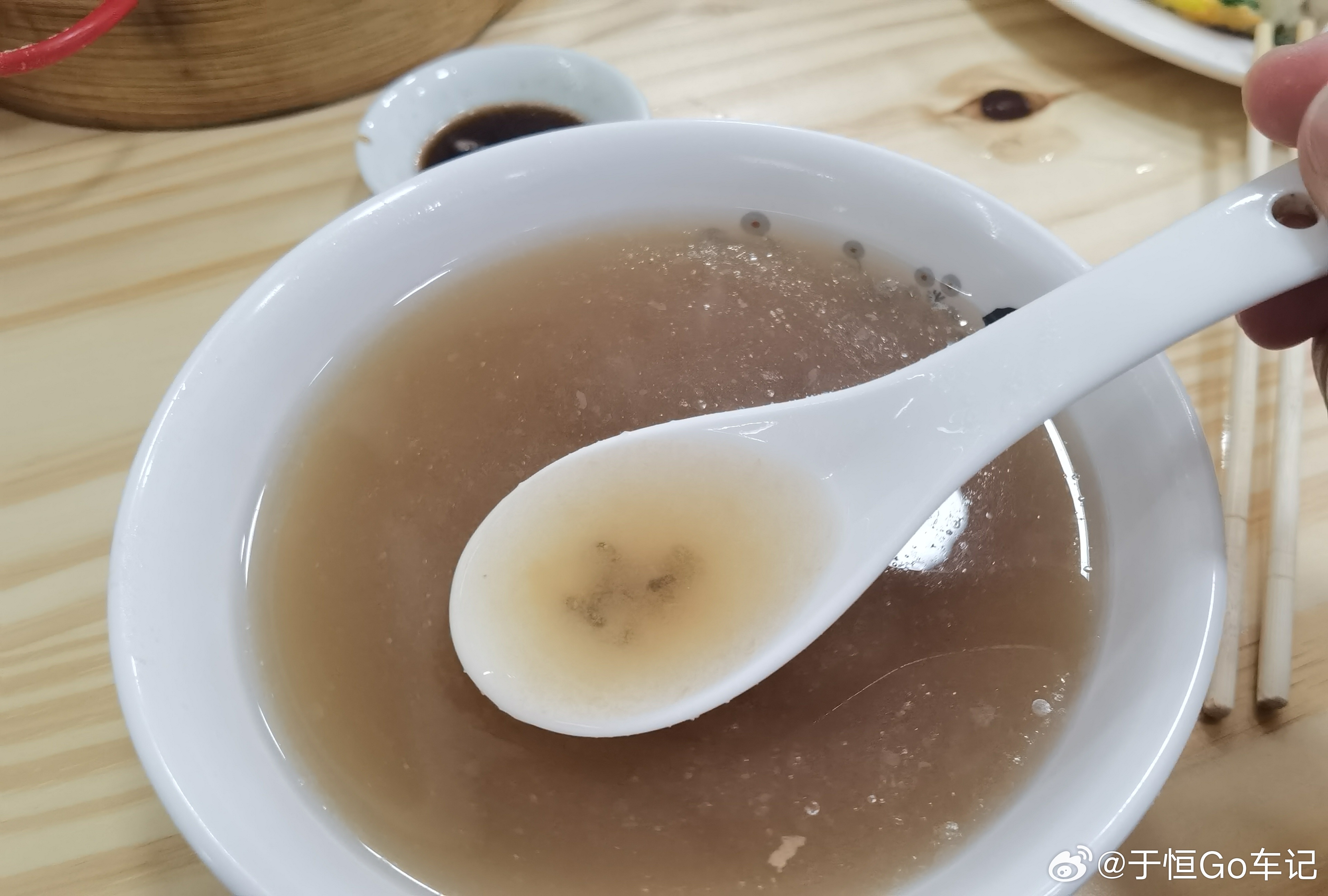 这一碗绿豆汤5块钱，毛利有没有4.9元？弄个去摆路边摊，几乎一本万利，这会不会比