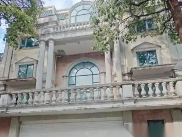 758万眨眼就没了！有钱就是豪横，网友：这钱是大风刮来的？有钱人的世界，咱们真的