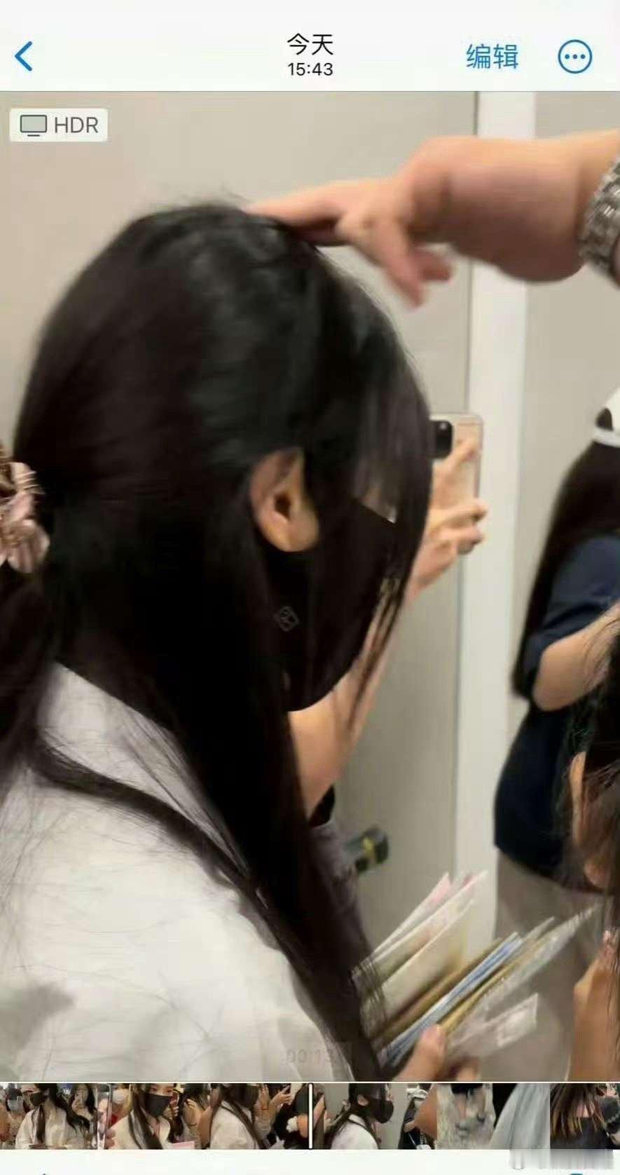 卢昱晓在机场被拍头卢昱晓在机场被陌生人拍头卢昱晓在机场被拍头，啊我去，[太开心]