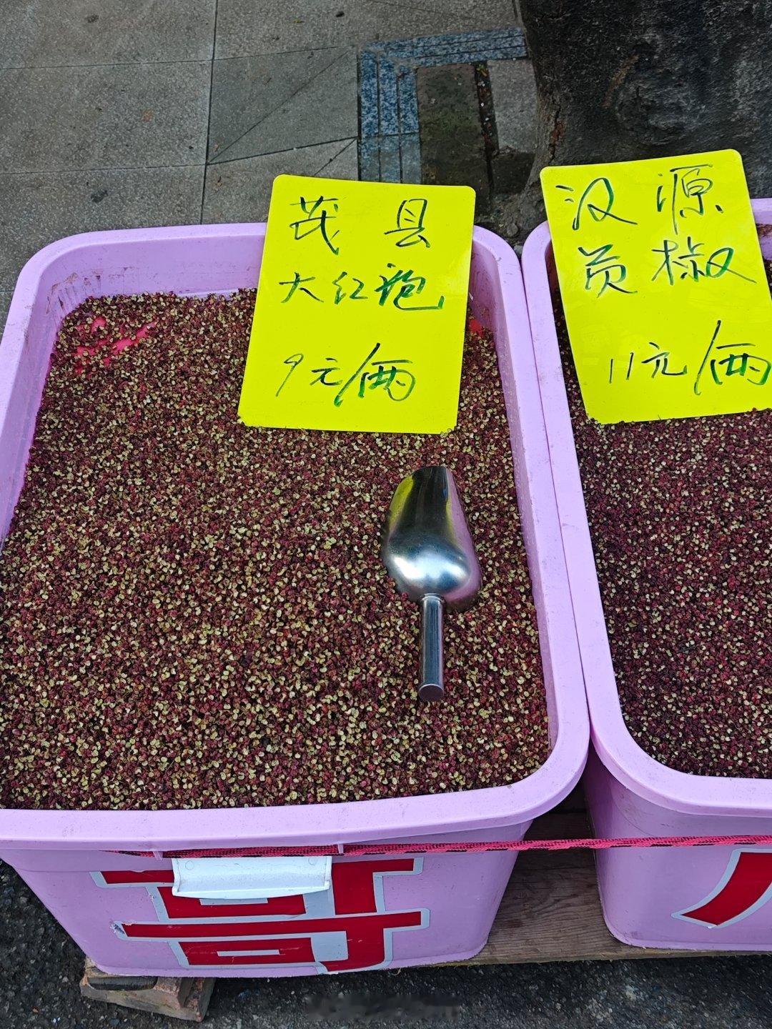 依旧奇迹般7点起床逛菜市场。​​好多好吃的。没有厨房，不然就可以狠狠做菜。无花果
