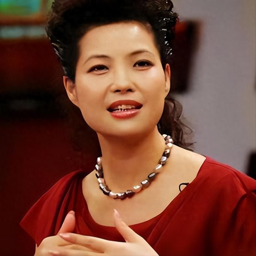 歌手，梦鸽说，李双江这个人，勤快，对人好，家里的饭都是他做，春节包饺子，他都不让