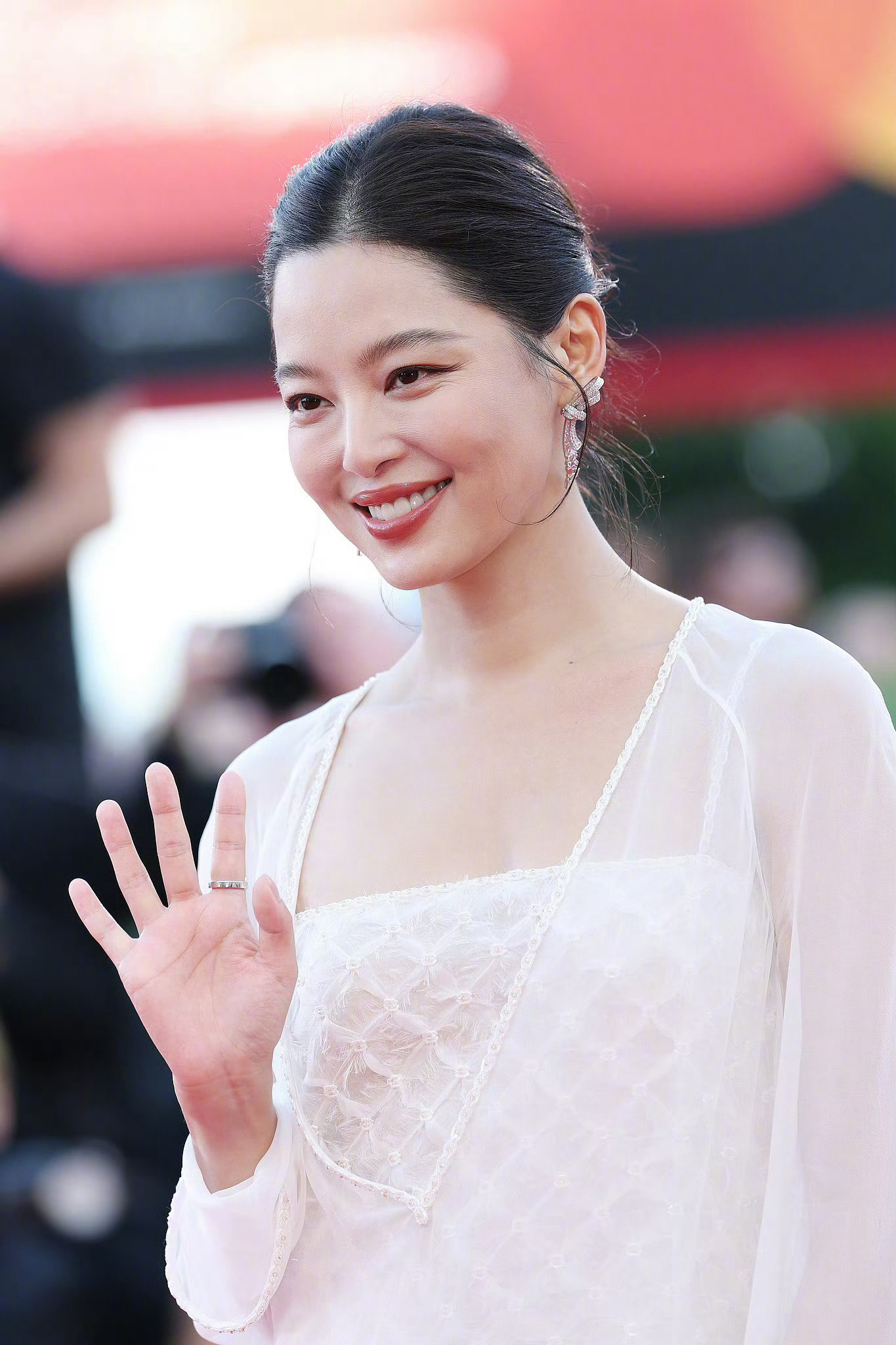 辛芷蕾威尼斯闭幕红毯辛芷蕾与《日掛中天》剧组亮相第82届威尼斯电影节闭幕红毯，请