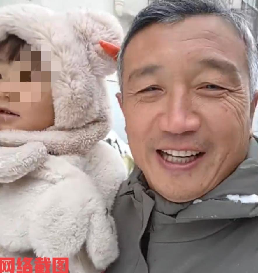 山西太原有标准的八零后男子。

这日去幼儿园接自己女儿，却让男子受到内心一阵心凉