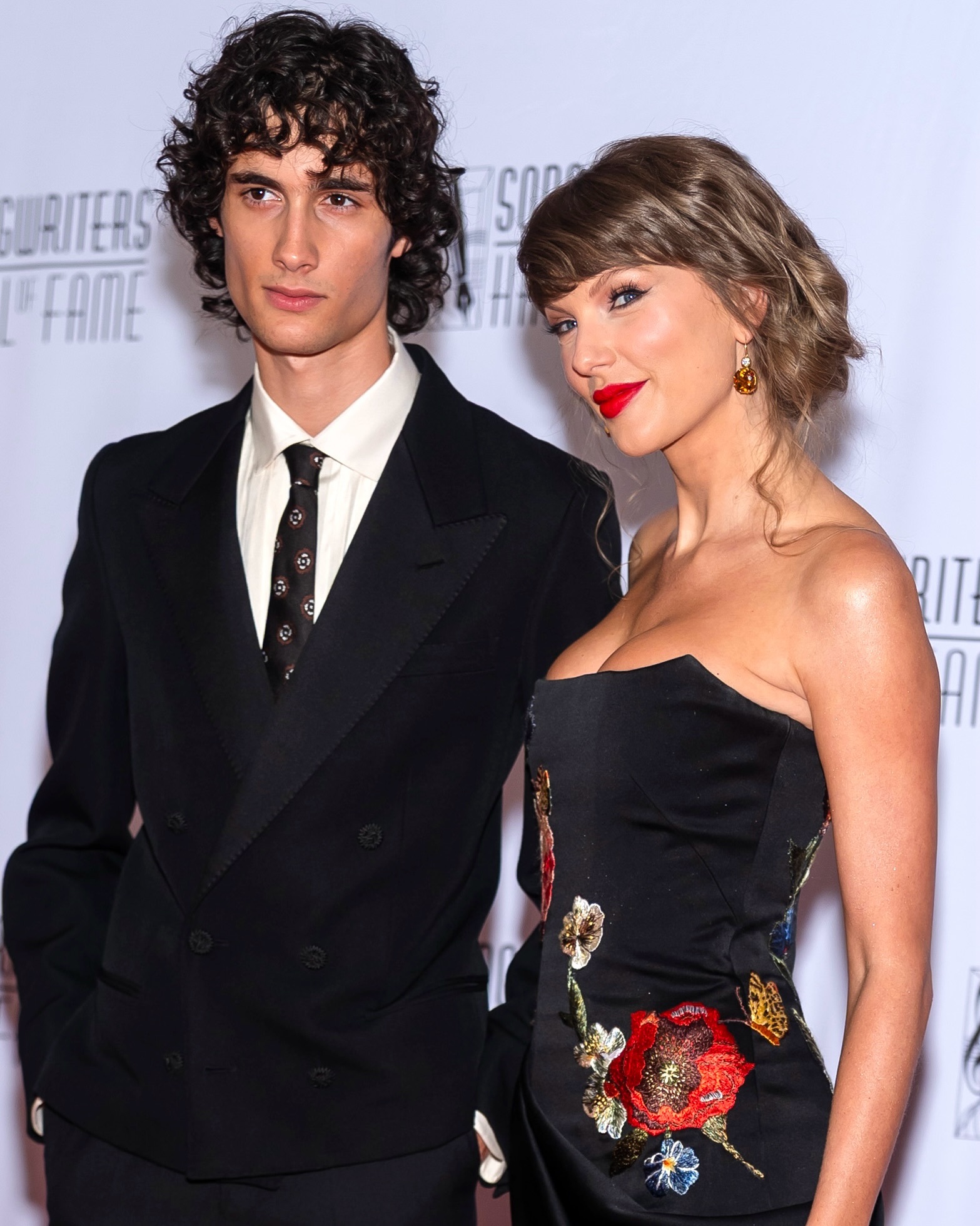 Sombr发文感谢霉霉Taylor Swift：“能为我朋友 Taylor Sw