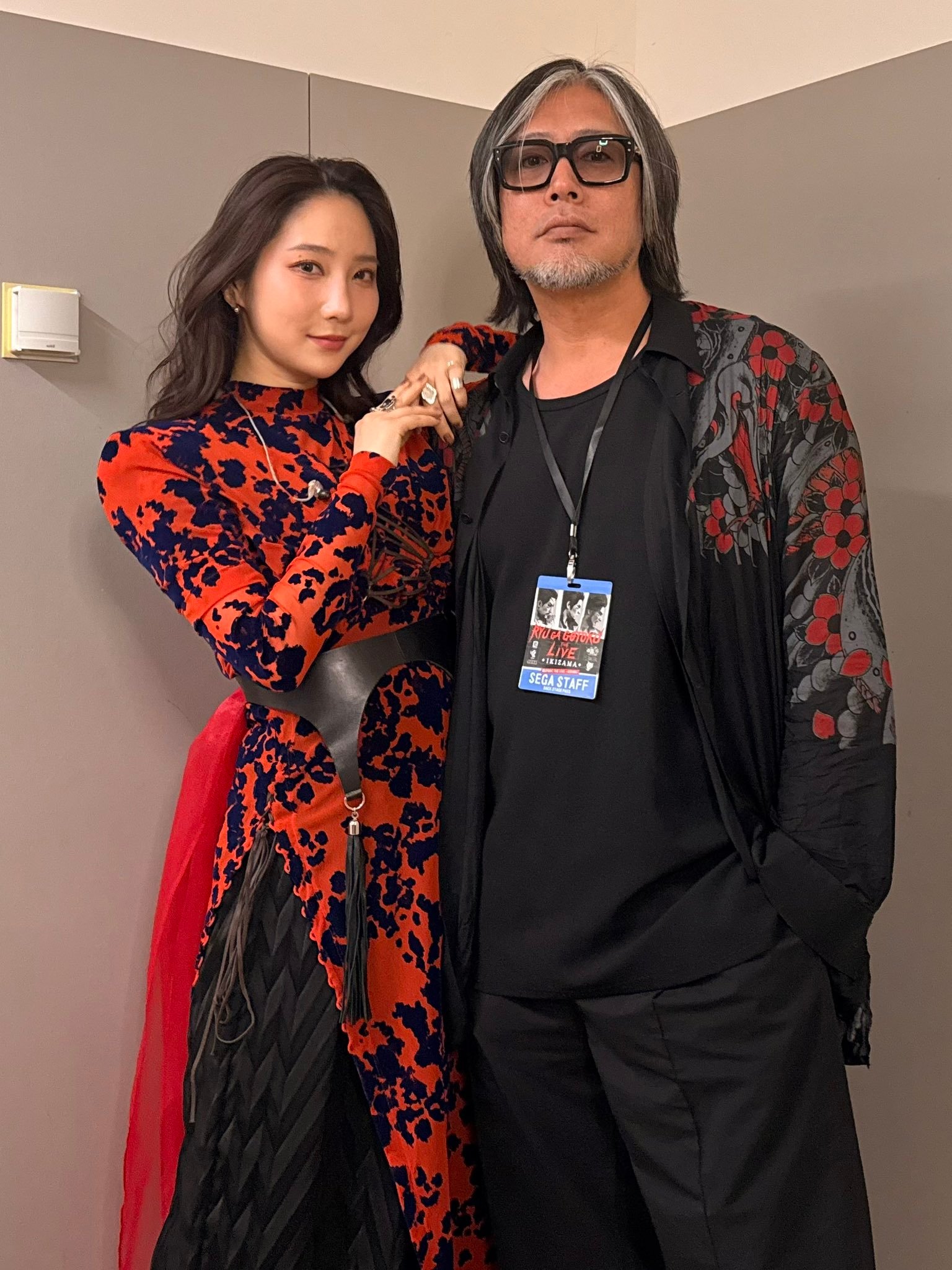 横山老贼放出一张与《如龙7外传 无名之龙》赤目饰演者初夏优香的合影。这家伙最近也
