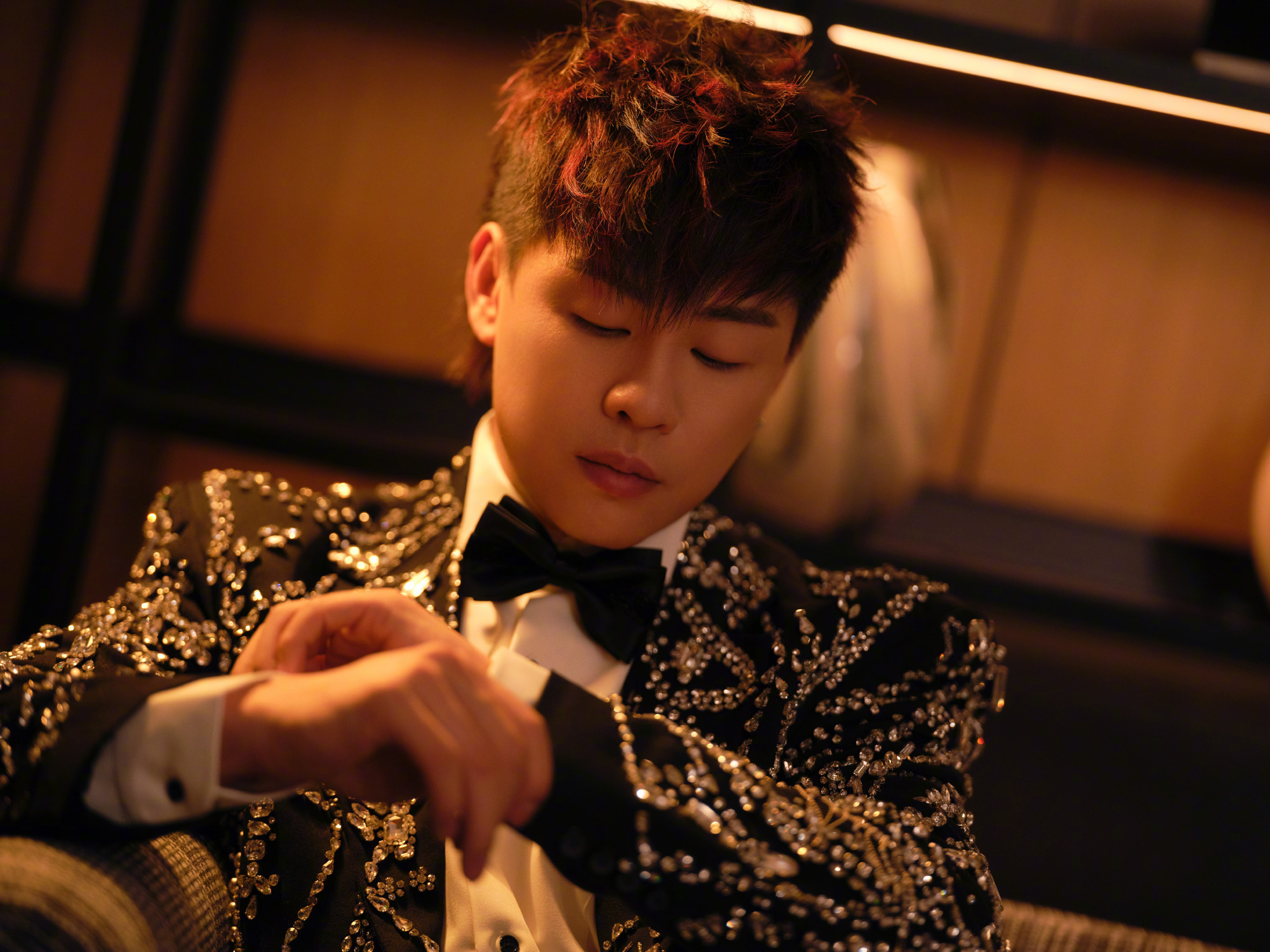 有网友拍到胡彦斌易梦玲海边接吻照，两位差了16岁，怎么认识上的？ 