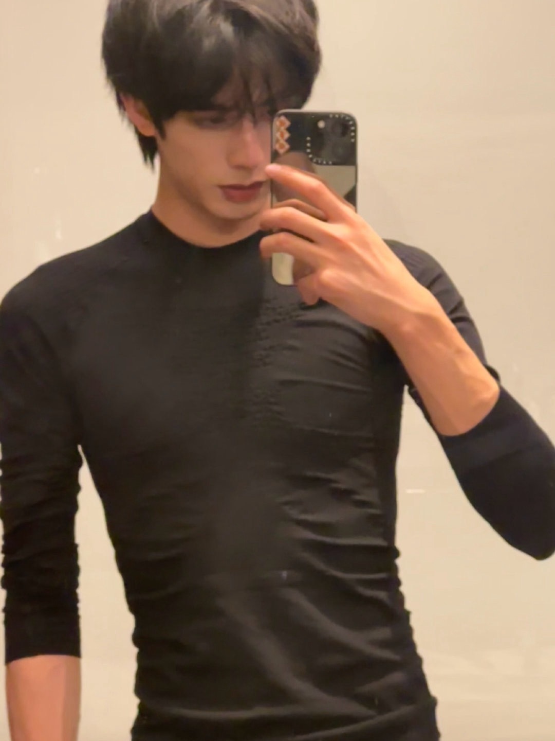 宋威龙田曦薇 潮热雨季未解之谜宋威龙田曦薇两位浓颜系长相要是合作的不敢想有多养眼