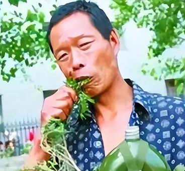1976年起，一重庆男子吃草上瘾，34年吃了40吨草，闻到肉就想吐，每天吃草充饥