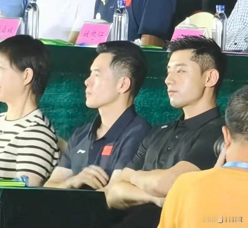 张继科的人气真的很气人！
昨天，张继科与刘国正一起参加活动，刘国正人气已经很高，