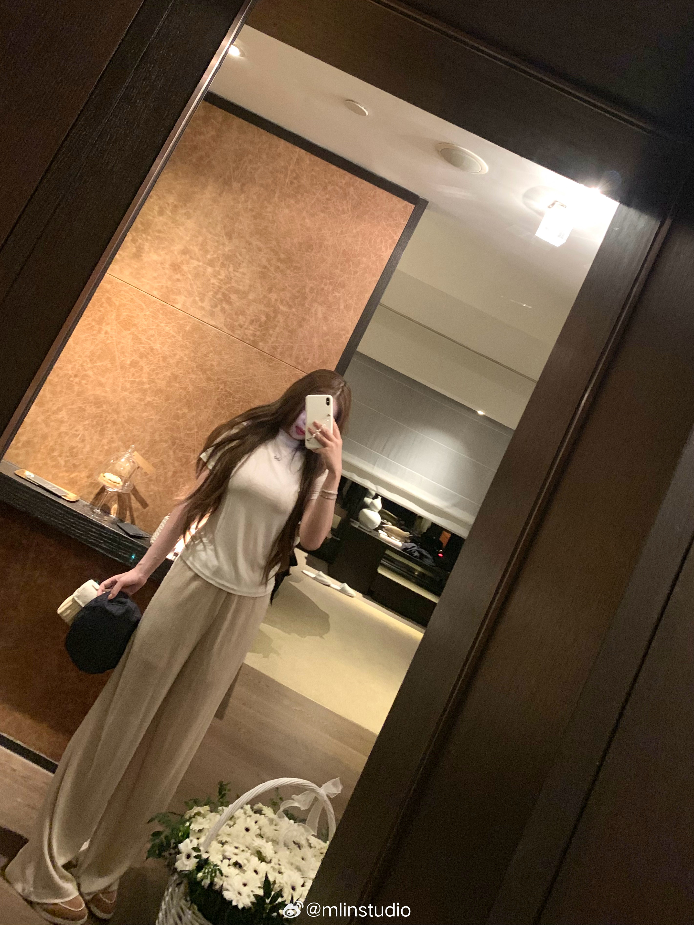 非常不起眼的面料哈哈哈哈但是做了很久 带孔的那种针织 过渡到早秋也是可以的 非常