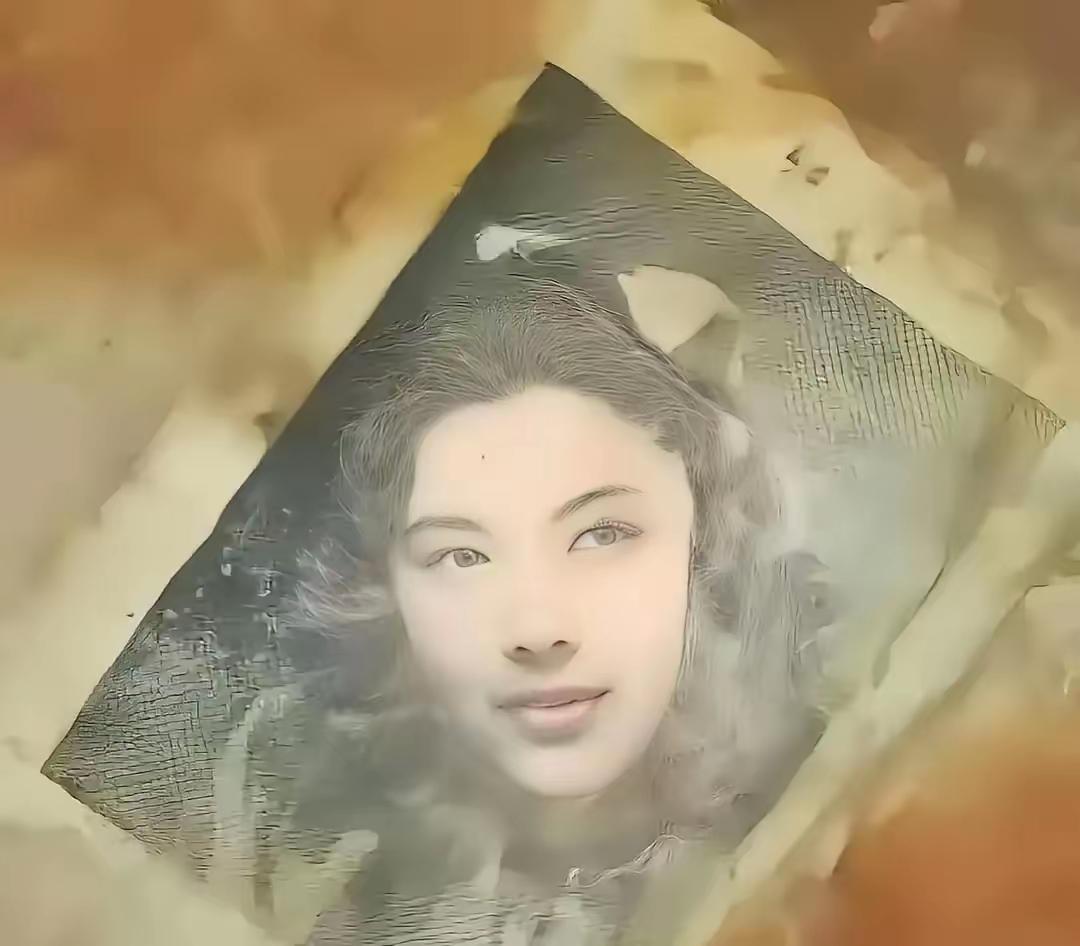 2016年，韩国送回一批烈士遗骸。其中一个骨灰盒里有个小铜镜，打开发现夹着张旧照