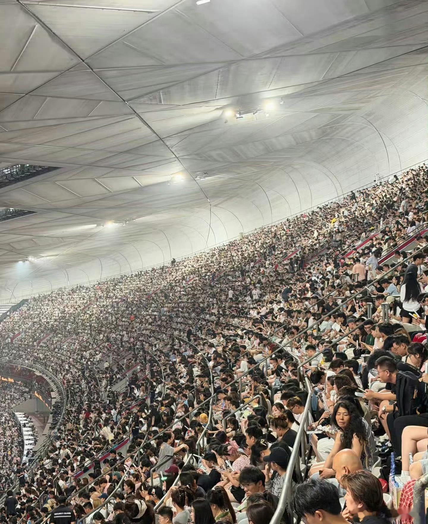 薛之谦演唱会薛之谦北京演唱会这上座率也太高了，乌泱泱的全是人