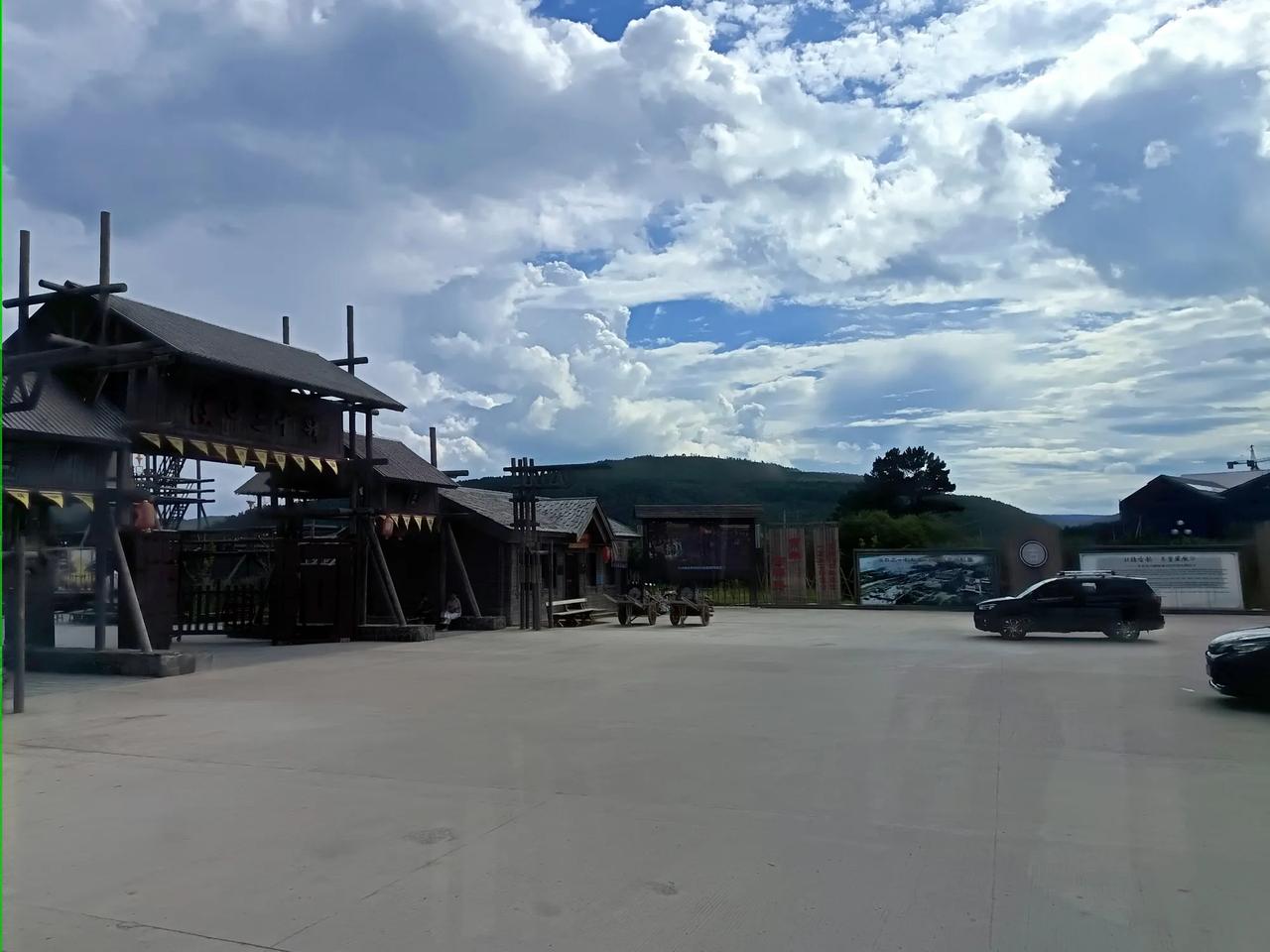 漠河老村游。
龙江边上的古镇，基本上是在旧址上新建的木屋，也有一些旧物件，显示有