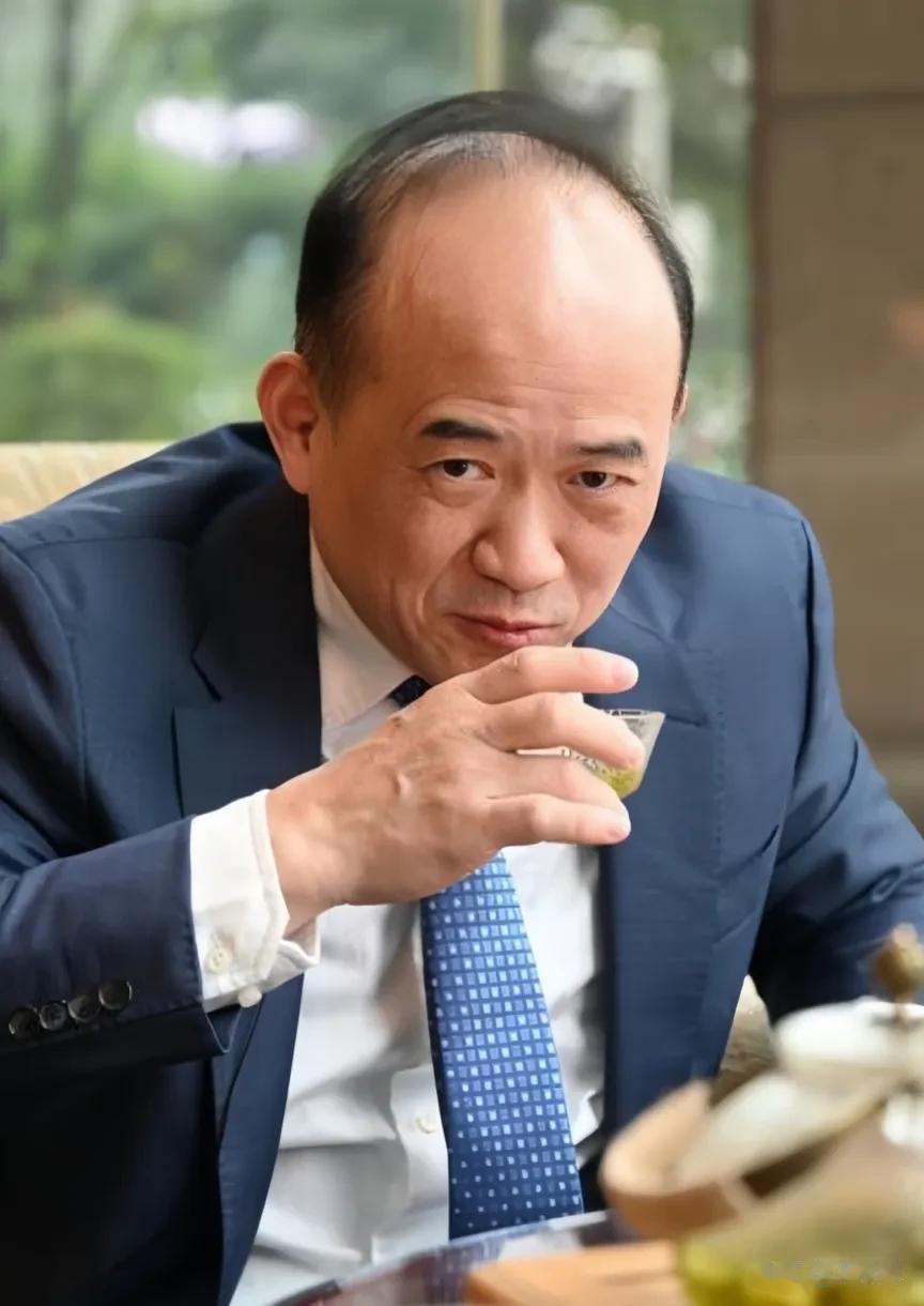 汽水厂老板兰世立，风头上又加了一把火，犀利评价董宇辉说:“就凭他回老家、改签名、